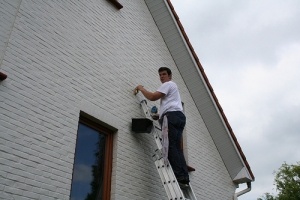 Buitenschilderwerk vanaf een ladder in Bergen op Zoom