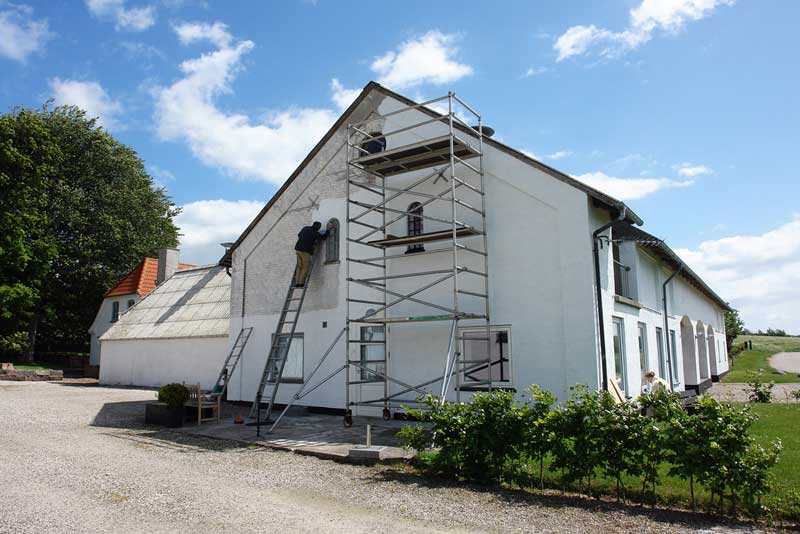 Een huis geheel in de steigers voor het schilderwerk
