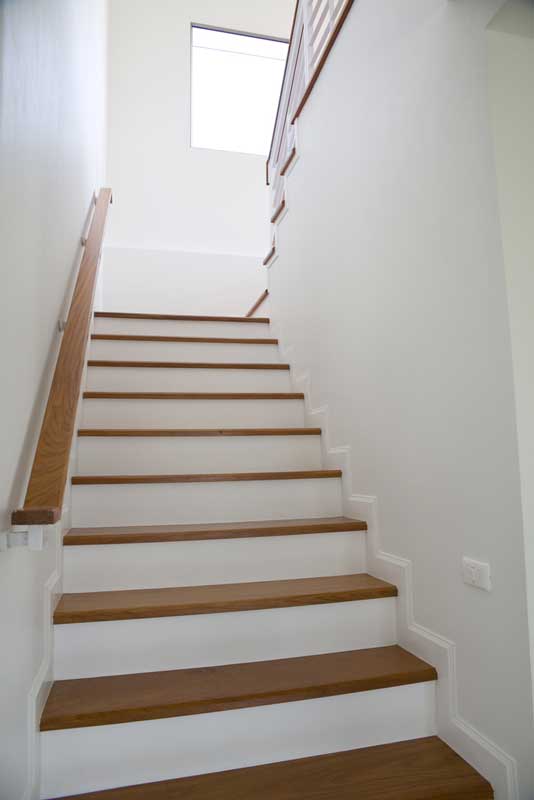 Een mooi afgewerkte trap met witte verf